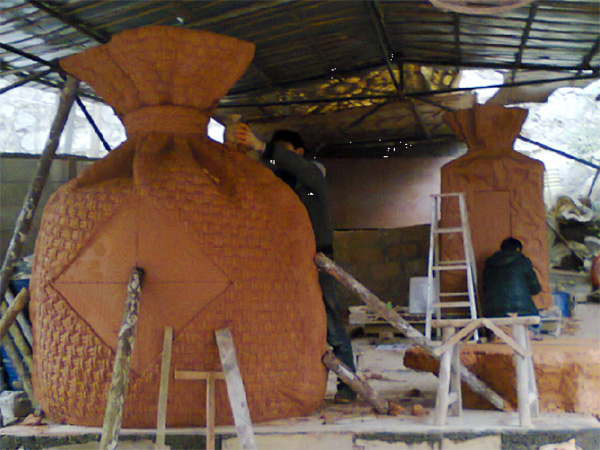 大型酒鬼酒瓶雕塑